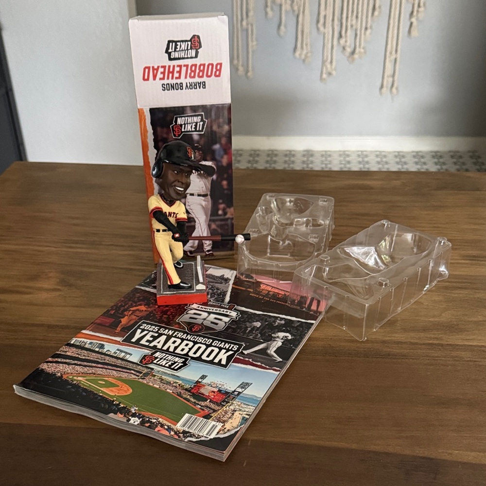 SF Giants - Barry Bonds Bobble Head with 2025 year book & 24oz Aluminum Bottle